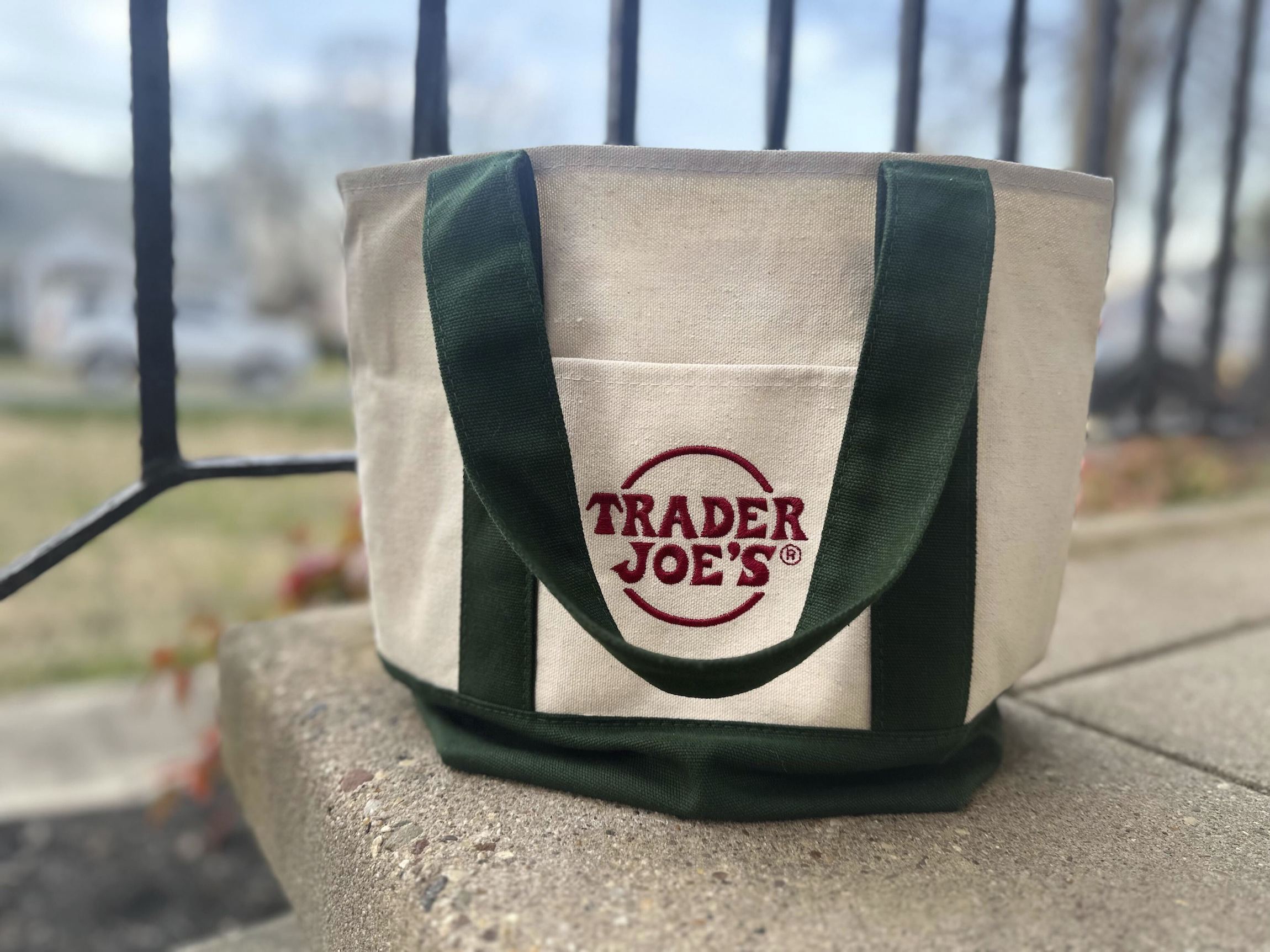 Trader Joes Totes Go Viral, Resell for Hundreds of Dollars | NTD