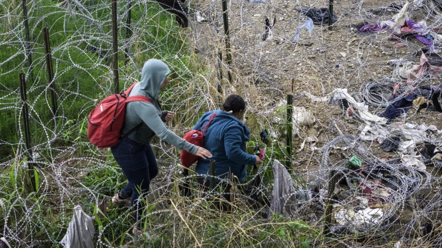 Appeals Court Reinstates Hold on Texas Immigration Law