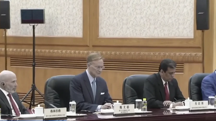 Xi Courts US CEOs Amid China’s Economic Pains, Foreign Capital Flight