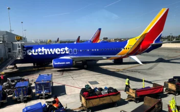 Engine Cover on Southwest Boeing 737-800 Falls Off During Takeoff, Strikes Wing Flap