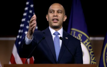 Jeffries Says Democrats Won’t Partner With Speaker Johnson to Overcome FISA Impasse