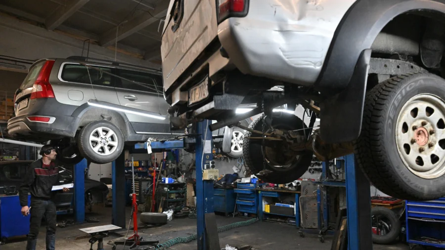 14 Things You Should Keep in Your Car in Case of an Emergency
