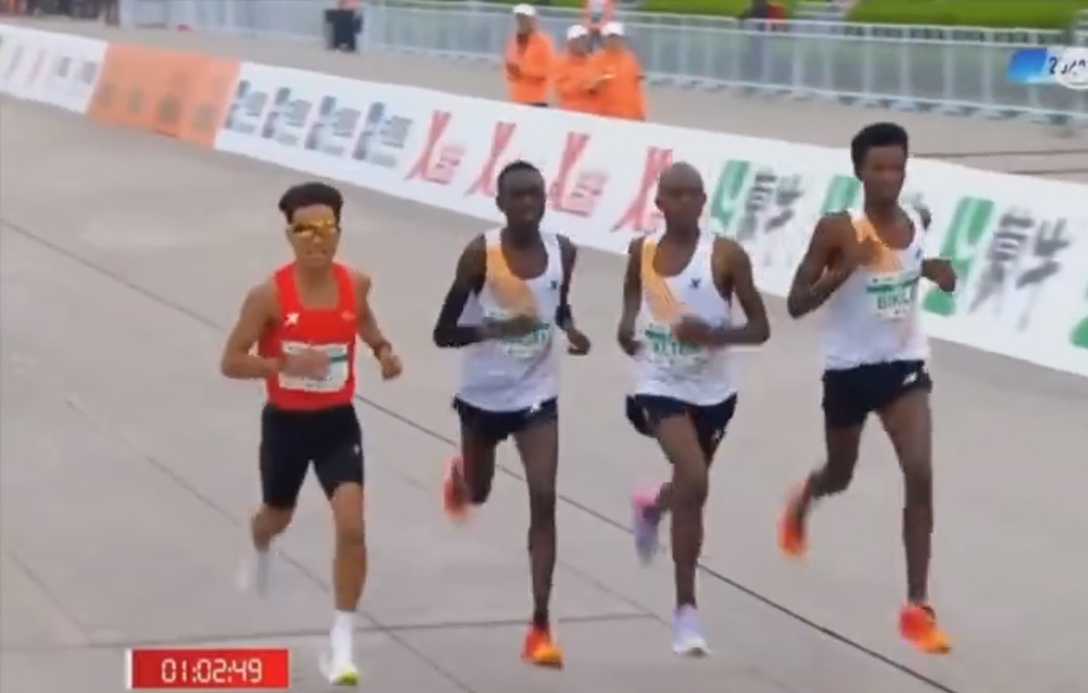 Chinese Marathon Runner Allegedly Caught Cheating: Viral Video | NTD