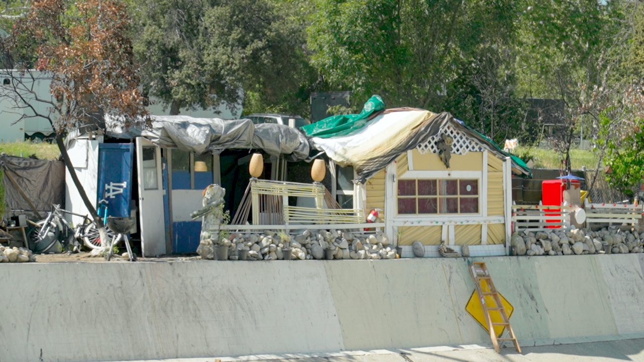 Homeless Man Builds Makeshift Home Along Los Angeles Freeway | NTD