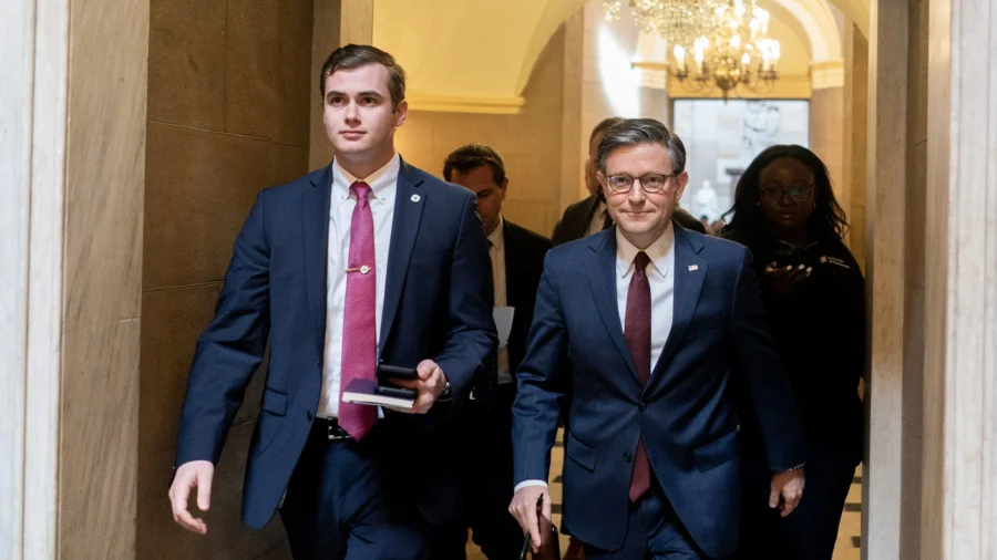 Speaker Johnson's Forging Ahead With Ukraine Aid Is 'Playing Chicken' With His Party’s Right Flank: Political Analyst