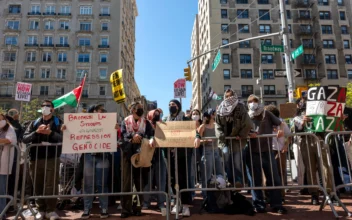 Pro-Israel Counter Protest at Columbia as Professors Join Pro-Palestine Protest