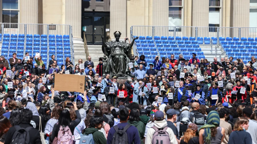 Pro-Israel Counter-Protest at Columbia as Professors Join Pro-Palestinian Protest