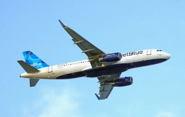 A JetBlue airlines jet in flight on Sept. 4, 2023. (Bruce Bennett/Getty Images)