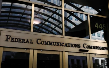Signage is seen at the headquarters of the Federal Communications Commission in Washington, Aug, 29, 2020. (Reuters/Andrew Kelly/File Photo)