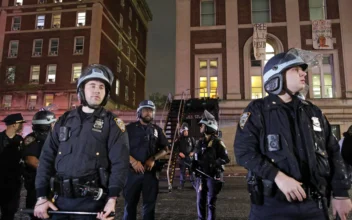 NYPD Enters Columbia University Hall Occupied by Barricaded Protesters