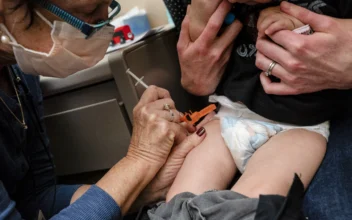 A 1-year-old child receives a Pfizer COVID-19 vaccination in Seattle, Wash., on June 21, 2022. (David Ryder/Getty Images)