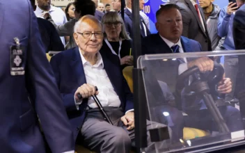 Berkshire Hathaway Event Gives Good View of Warren Buffett’s Successor but Also Raises New Questions