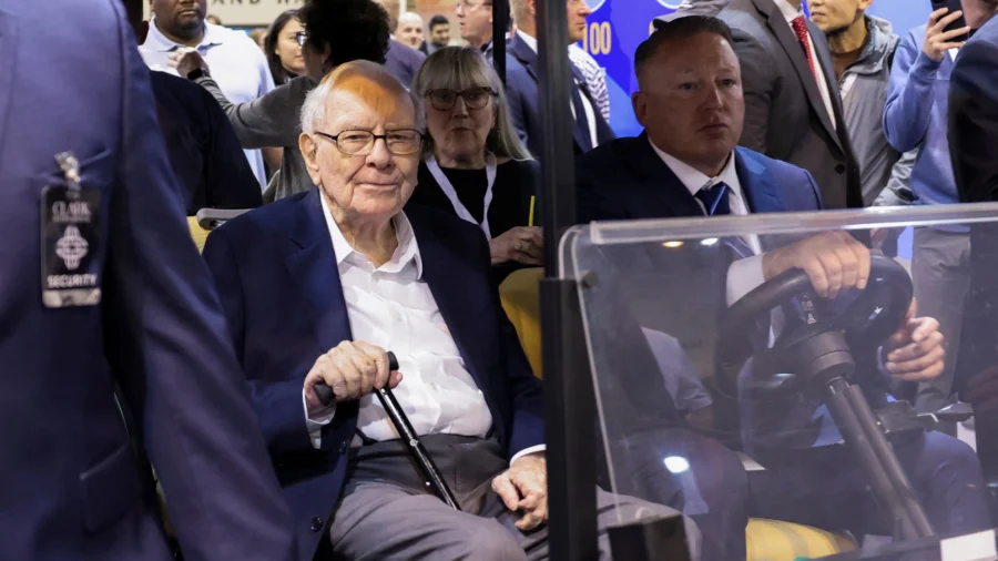 Berkshire Hathaway Event Gives Good View of Warren Buffett’s Successor but Also Raises New Questions