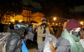 Los Angeles Police Begin Clearing USC Pro-Palestinian Encampment
