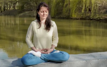 Natalia Minenkova does the Falun Gong meditation in Dendropark in Moscow, Russia, on July 5, 2022. (Screenshot via NTD) 