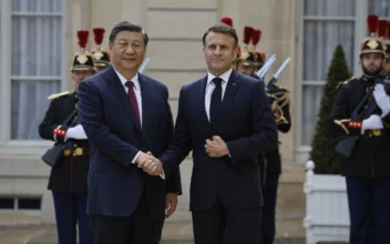 Xi Meets Macron for 2nd Day, Departs for Serbia