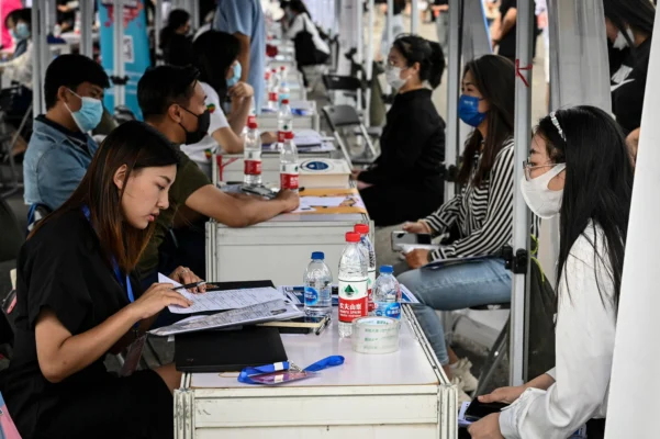 Chinese Job Struggle Worsens Amid Economic Woes