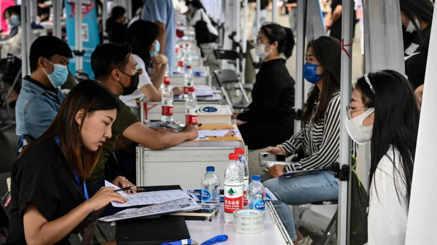 Chinese Job Struggle Worsens Amid Economic Woes