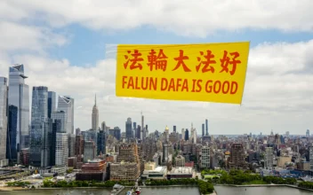 Huge Banner With Text ‘Falun Dafa Is Good’ Flies Over Hudson River in New York