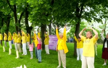 Ukrainian Falun Gong Practitioners Honor Holiday Amid War