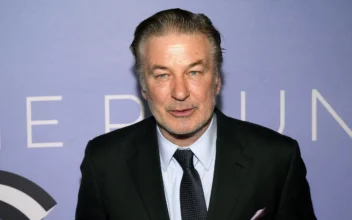 Judge Pushes Decision to Next Week on Alec Baldwin’s Indictment in Fatal 2021 Shooting