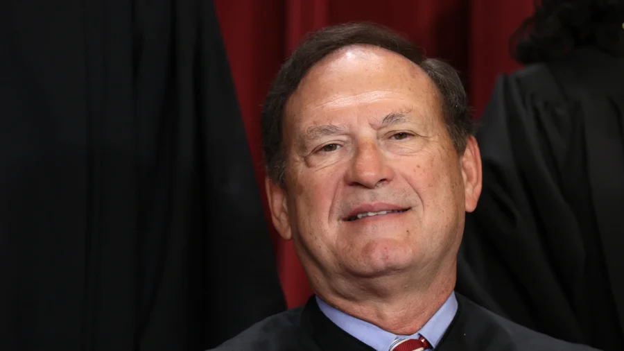 Democrats Call on Supreme Court Justice to Recuse Himself After Flag Confirmation
