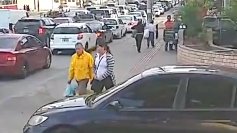 Pedestrians Walk on Car Blocking Crosswalk | NTD