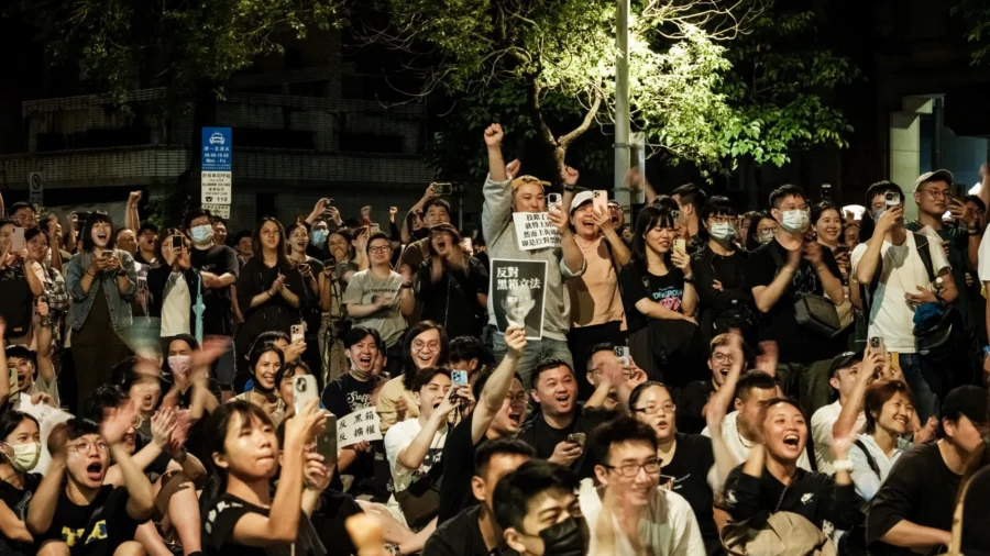 Thousands Protest Against Taiwan Parliament Reforms