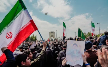 Crowds Chant ‘Death to America’ at Iranian President’s Funeral