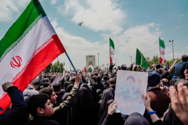 Crowds Chant ‘Death to America’ at Iranian President’s Funeral