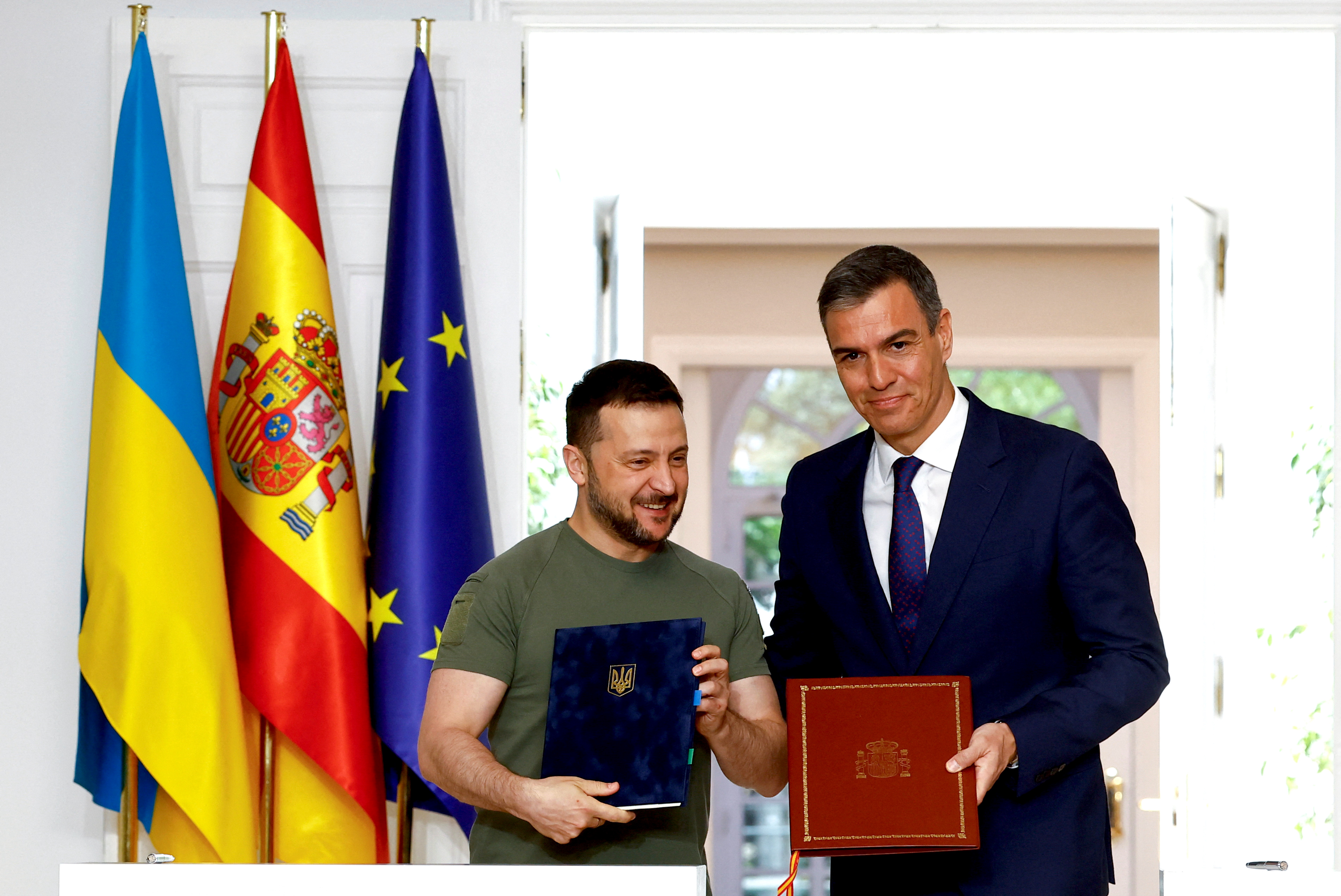 Ukranian President Zelenskyy Signs Arms Deal With Spain | NTD