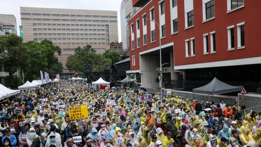 Taiwan Parliament Passes Act Seen as Pro-Beijing