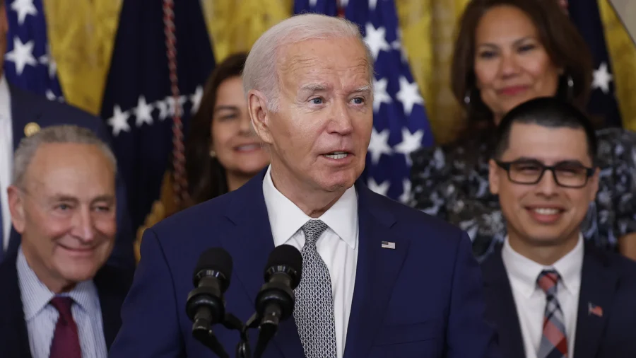 Biden Gains Ground Among Independents in New Poll