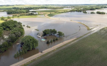 Millions in US Prepare for More Sweltering Heat as Floodwaters Inundate Parts of Midwest