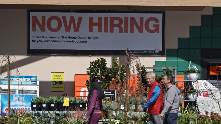 US Economy Adds 272,000 New Jobs, Unemployment Ticks Up to 4 Percent in May