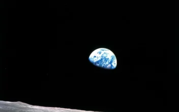 Apollo 8 Astronaut William Anders Who Took ‘Earthrise’ Photo Dies Aged 90