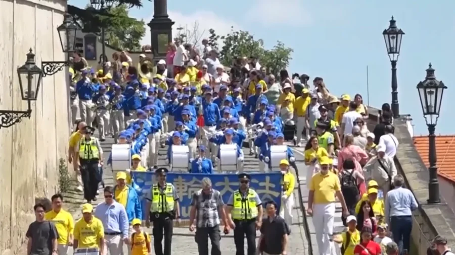 Parade Shines Light on Falun Dafa in Prague