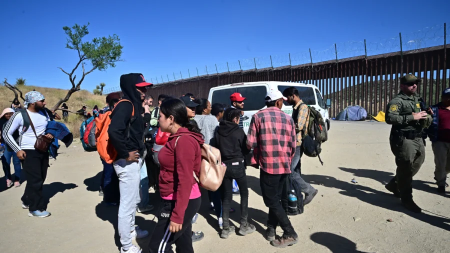 'Political Gaslighting' on Immigration as Border Contacts Say Organized Removal Not Happening: Policy Expert