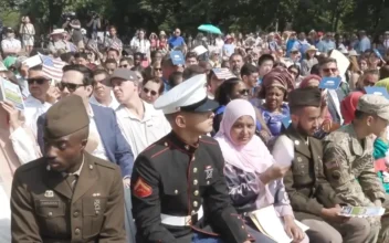 100 New US Citizens Sworn In at Mount Vernon