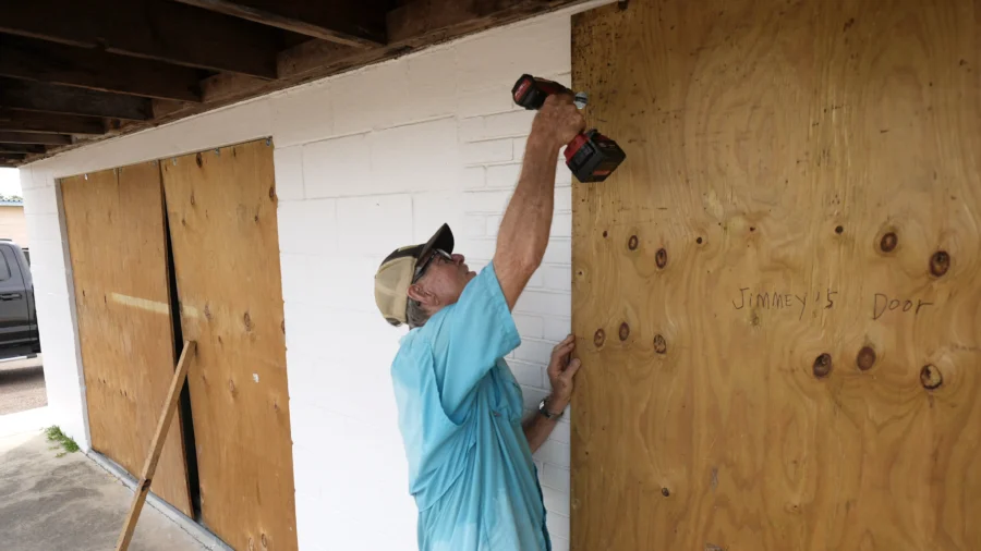 Texas Residents Told to Expect Power Outages, Flooding as Beryl Moves Closer to Landfall