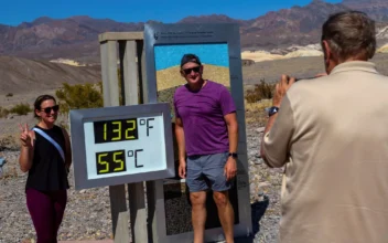 Tourists Still Flock to Death Valley Amid Searing US Heat Wave Blamed for Several Deaths