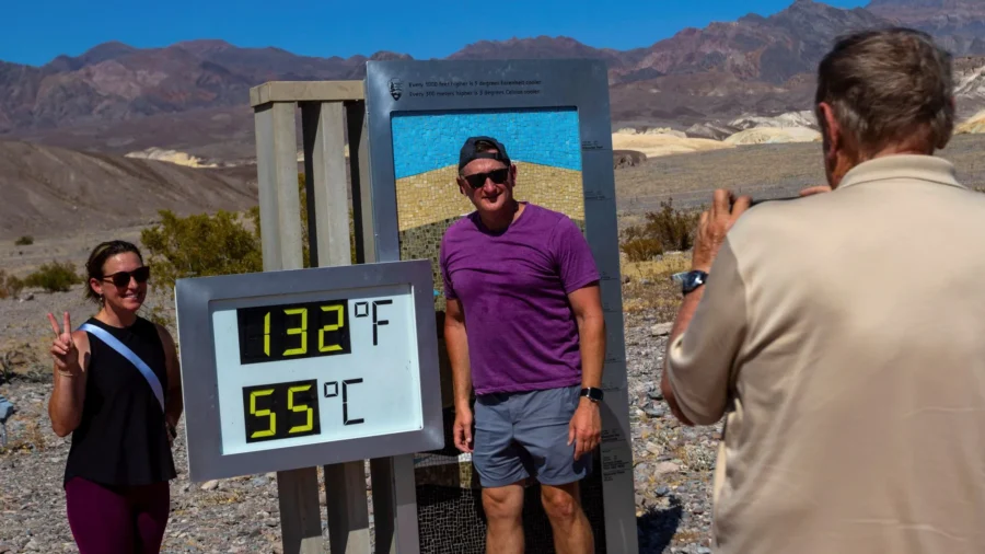 Tourists Still Flock to Death Valley Amid Searing US Heat Wave Blamed for Several Deaths