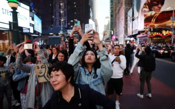 Some Tourists Reticent to Travel to Former Pandemic Epicenter of New York: NYC Tour Guide