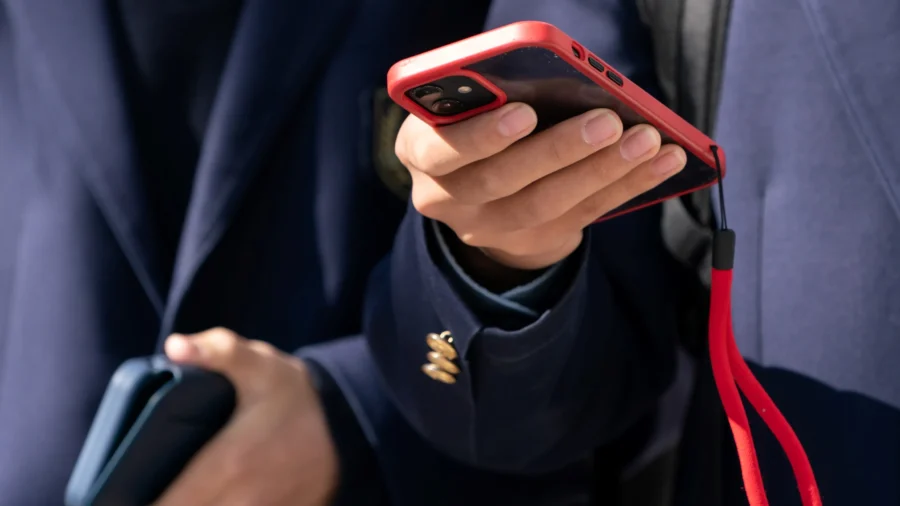 Virginia Governor Orders Public Schools to Go Cellphone-Free