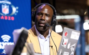 United Airlines Issues Apology after Hall of Famer Terrell Davis Removed from Flight