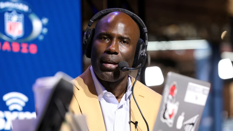 United Airlines Issues Apology after Hall of Famer Terrell Davis Removed from Flight