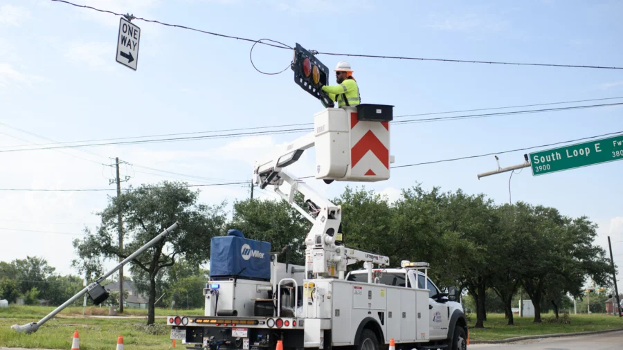 Energy Expert: Houston Power Outages Expose Vulnerabilities of the Grid