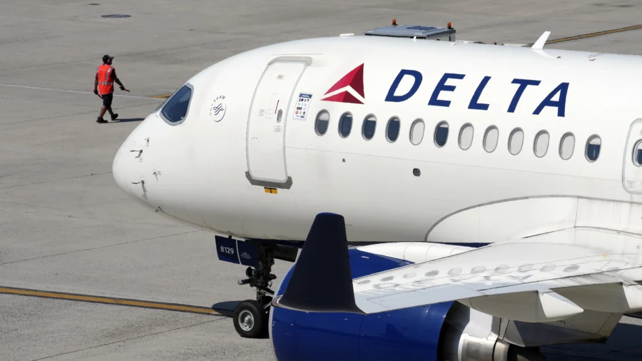 Delta Flight Struck by Lightning, Turns Back as Precautionary Measure, FAA Says