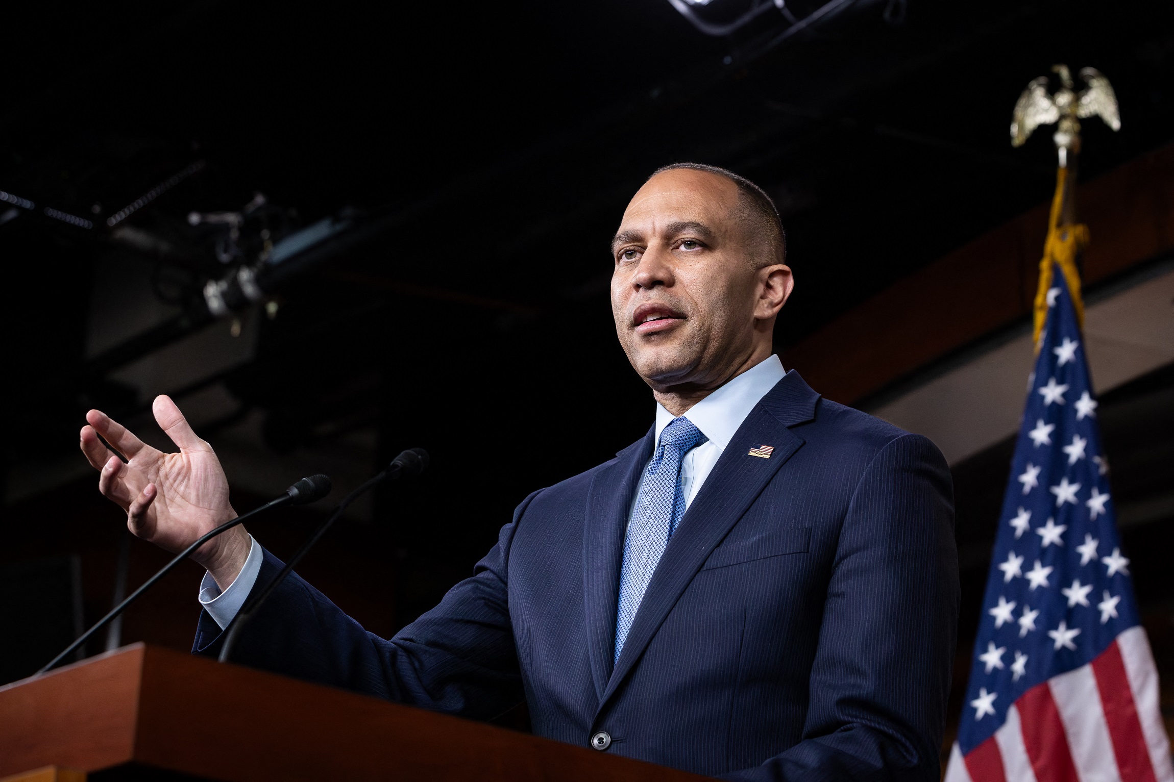 House Democratic Leader Jeffries Holds Weekly Press Conference (July 25) NTD