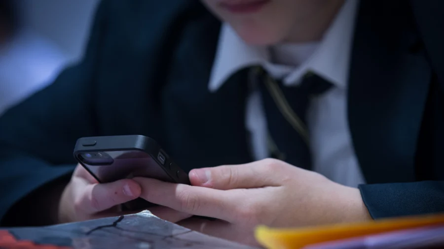 Schools Support Banning Cell Phones: Study